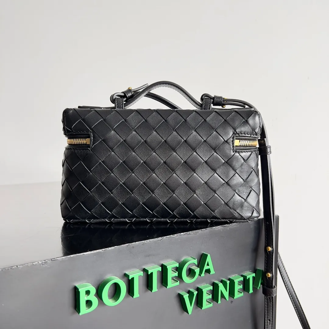 Batch 1360 Bottega Veneta 24 spring and summer woven zipper crossbody bag. A crossbody bag that can be used as a cosmetic bag. The exquisite weaving and compact body are an indispensable accessory for the upcoming summer. The double zipper also better protects the bag. It has a large capacity. If you like it, don’t miss it. Style number: 789109 Size: 22*12.5*5cm